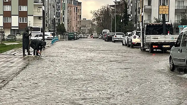 Manisa'da sağanak nedeniyle bazı ev ve iş yerlerini su bastı
