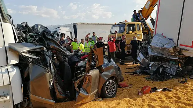 Manisa'da TIR, 4 araca çarptı: 3 ölü, 5 yaralı
