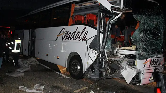 Manisa'da yolcu otobüsü tıra çarptı: 20 yaralı