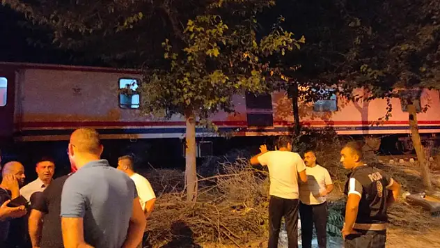 Manisa'da yolcu treninin çarptığı 2 kişi yaralandı
