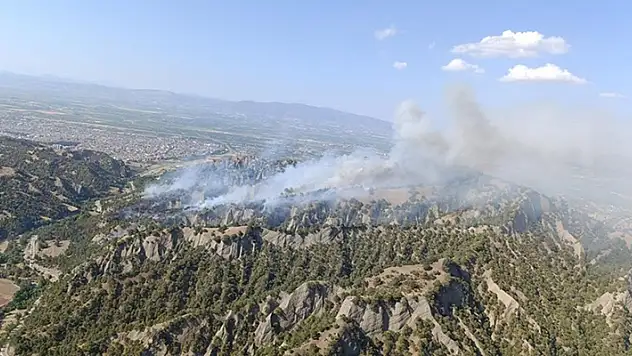 Manisa'nın Salihli ilçesindeki orman yangınına müdahale sürüyor
