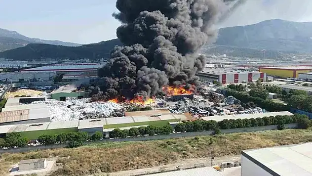 Manisa OSB'de bir geri dönüşüm fabrikasında yangın çıktı!