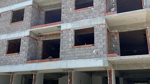 Manisa'da 5'inci kattan düşen inşaat işçisi öldü