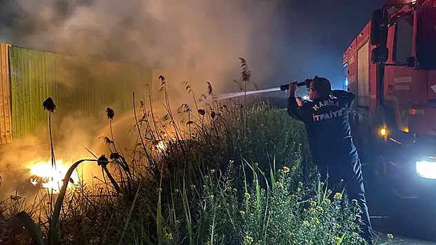 Manisa'da geri dönüşüm tesisindeki yangın, söndürüldü