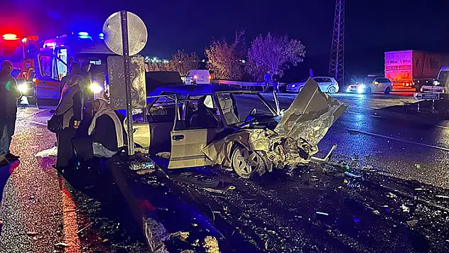 Manisa'da iki otomobil kafa kafaya çarpıştı: 6 yaralı
