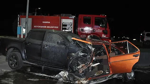 Manisa'da pikapla otomobilin çarpışması sonucu 5 kişi hayatını kaybetti, 6 kişi yaralandı