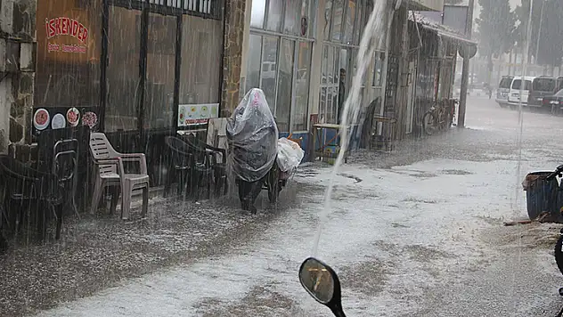 Manisa'da sağanak ve dolu etkili oldu