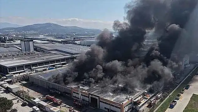 Manisa'da şekerleme fabrikasında yangın çıktı