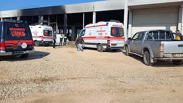 Manisa'da yangın sırasında göçük altında kalan 2 işçi hayatını kaybetti
