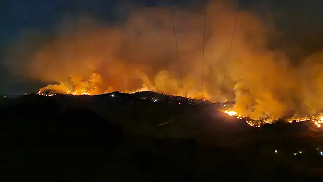 Manisa'daki orman yangını 3'üncü gününde Erken tahliye edilen Karayakup köyünde evler yandı
