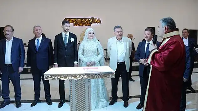 Mansur Yavaş ile Melih Gökçek nikah şahidi oldu
