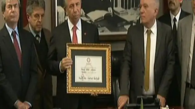 Mansur Yavaş mazbatasını aldı