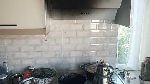 Manyas'ta apartman dairesinin mutfağında yangın çıktı