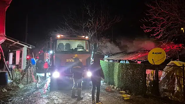 Manyas'ta tek katlı ev alevlere teslim oldu