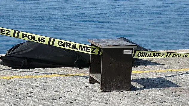 Manzara izleyen vatandaşlar fark etti, denizde erkek cesedi bulundu