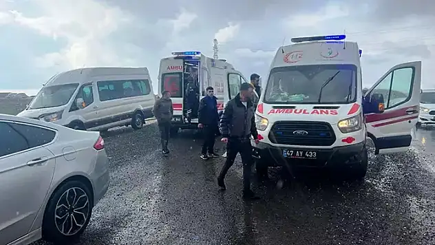 Mardin'de 3 aracın karıştığı kaza 2'si ağır 8 yaralı
