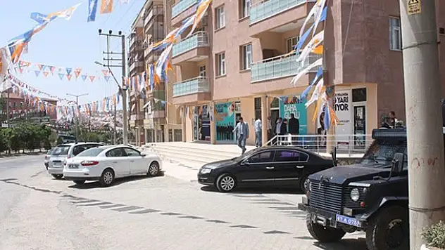 Mardin'de AK Parti'nin seçim bürosuna saldırı