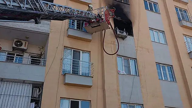 Mardin'de, apartman dairesinde çıkan yangında mahsur kalanları itfaiye kurtardı
