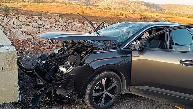 Mardin'de beton duvara çarpan cipteki 7 kişi yaralandı
