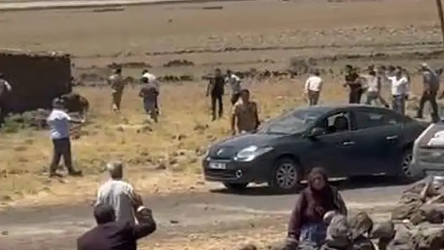 Mardin'de 'çekiç ve sopalı' cinayetin ardından birbirlerine taciz ateşi açan tarafların yakınlarından cephanelik çıktı 10 gözaltı
