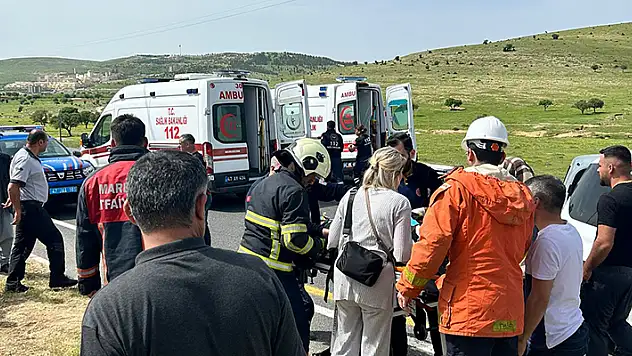 Mardin'de hafif ticari araç ile minibüs çarpıştı: 11 yaralı
