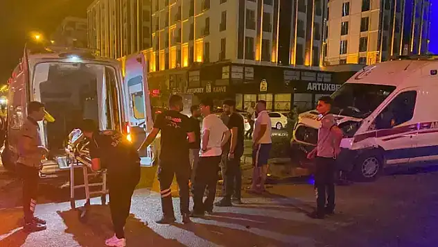 Mardin'de hasta taşıyan ambulans ile otomobil çarpıştı 6 yaralı
