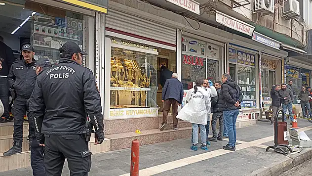 Mardin'de kar maskeli soyguncular, kuyumcuyu vurdu

