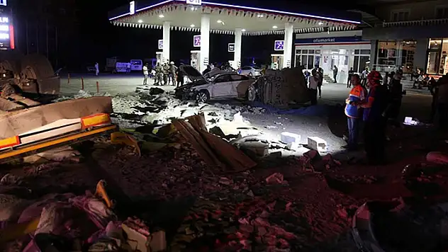 Mardin'de kaza yapan araçlara müdahale edenlere tır çarptı, 19 kişi hayatını kaybetti