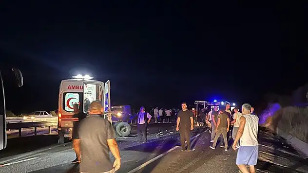 Mardin'de otomobil traktöre çarptı: 2 ölü, 3 yaralı
