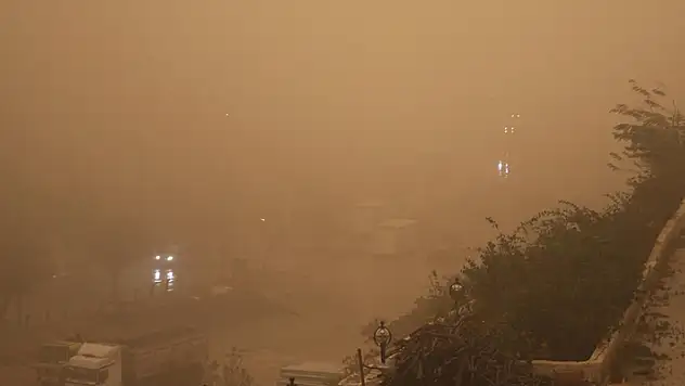 Mardin'de yağış, fırtına ve toz taşınımı etkili oldu
