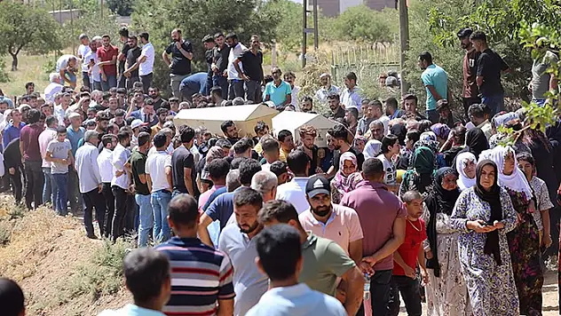 Mardin'deki trafik kazalarında hayatını kaybeden 20 kişinin cenazesi son yolculuğuna uğurlandı

