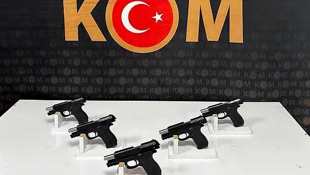 Mardin'de bir araçta 5 ruhsatsız tabanca ele geçirildi, 1 şahıs tutuklandı