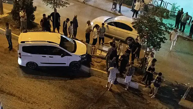 Mardin'de hafif ticari araç refüje çarparak durdu