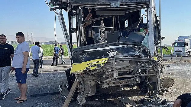 Mardin'de halk otobüsü ile tırın çarpıştığı kazada 1 kişi hayatını kaybetti, 9 kişi yaralandı