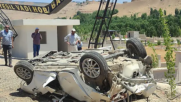 Mardin'de kontrolden çıkan otomobil şarampole yuvarlandı: 1 ölü, 1 yaralı