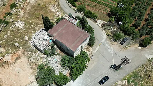 Mardin'de kuvvetli rüzgarda caminin minaresi yıkıldı
