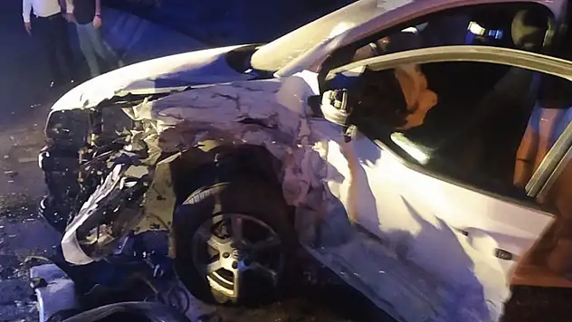 Mardin'de otomobiller kafa kafaya çarpıştı: 6 yaralı
