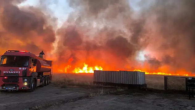 Mardin'de petrol kuyusu çevresinde çıkan ot yangını endişe yarattı
