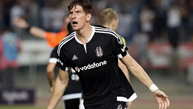 Mario Gomez tarihe geçti