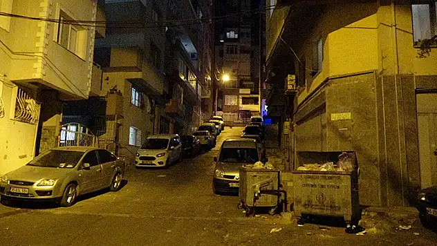 Market sahibi, hırsızlık şüphelilerini evlerine kadar takip edip tabancayla vurdu: 2 yaralı
