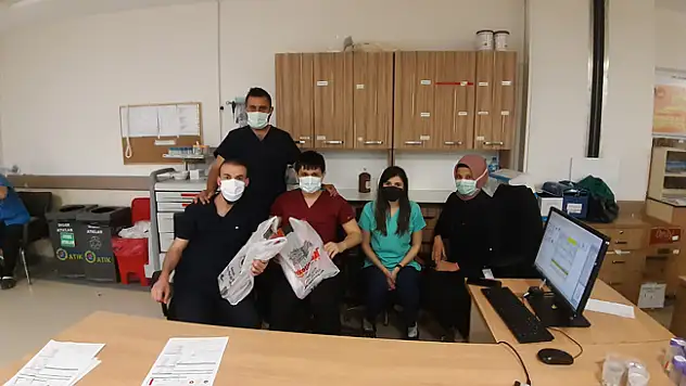 Marketim 42'den polis ve hemşirelere bayram ikramı