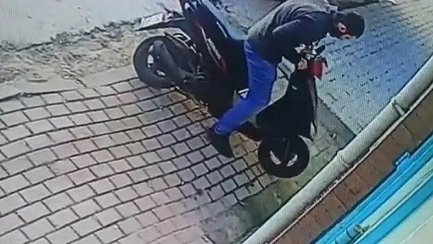 Marketin önünde duran motosikleti güpegündüz çaldı
