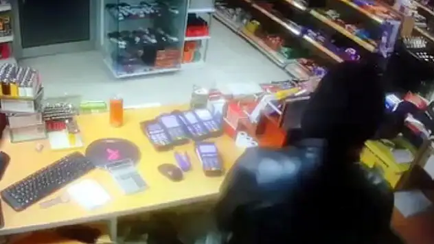 Marketten kolayla para çaldı, sokakta havaya ateş ederken yakalandı