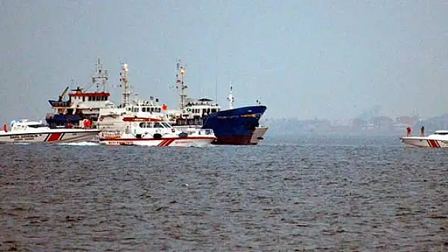 Marmara Denizi'nde 'kaçak göçmen' taşıdığı ihbar edilen gemiye operasyon