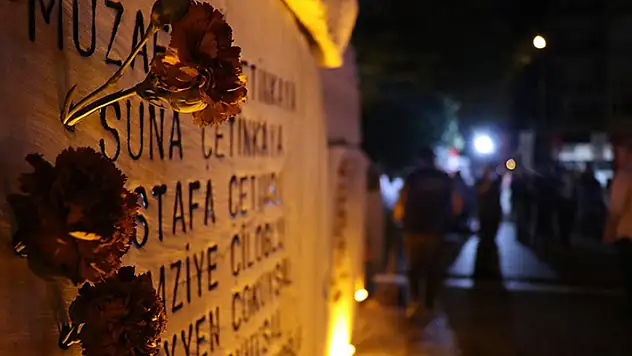Marmara Depremi'nde hayatını kaybedenler anıldı
