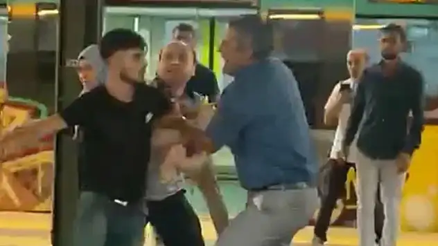 Marmaray istasyonunda tekme tokat kavga
