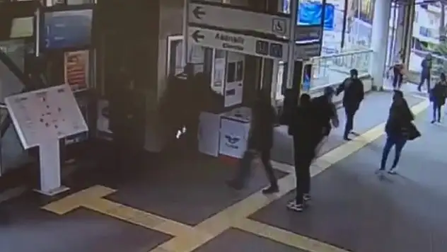 Marmaray'da temizlik personeli, kadın güvenliğe bıçakla saldırdı
