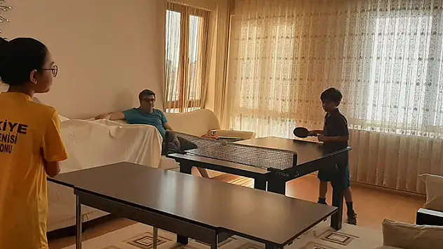 Masa tenisinin minik şampiyonu Ali Enes, müsabakalara evde yemek masasında hazırlandı
