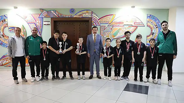 Masa tenisinin şampiyonları Başkan Kılca ile buluştu