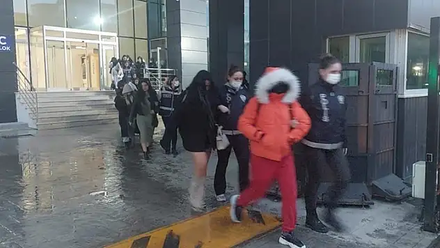 Masaj salonlarına fuhuş operasyonunda 25'i kadın 37 kişi yakalandı
